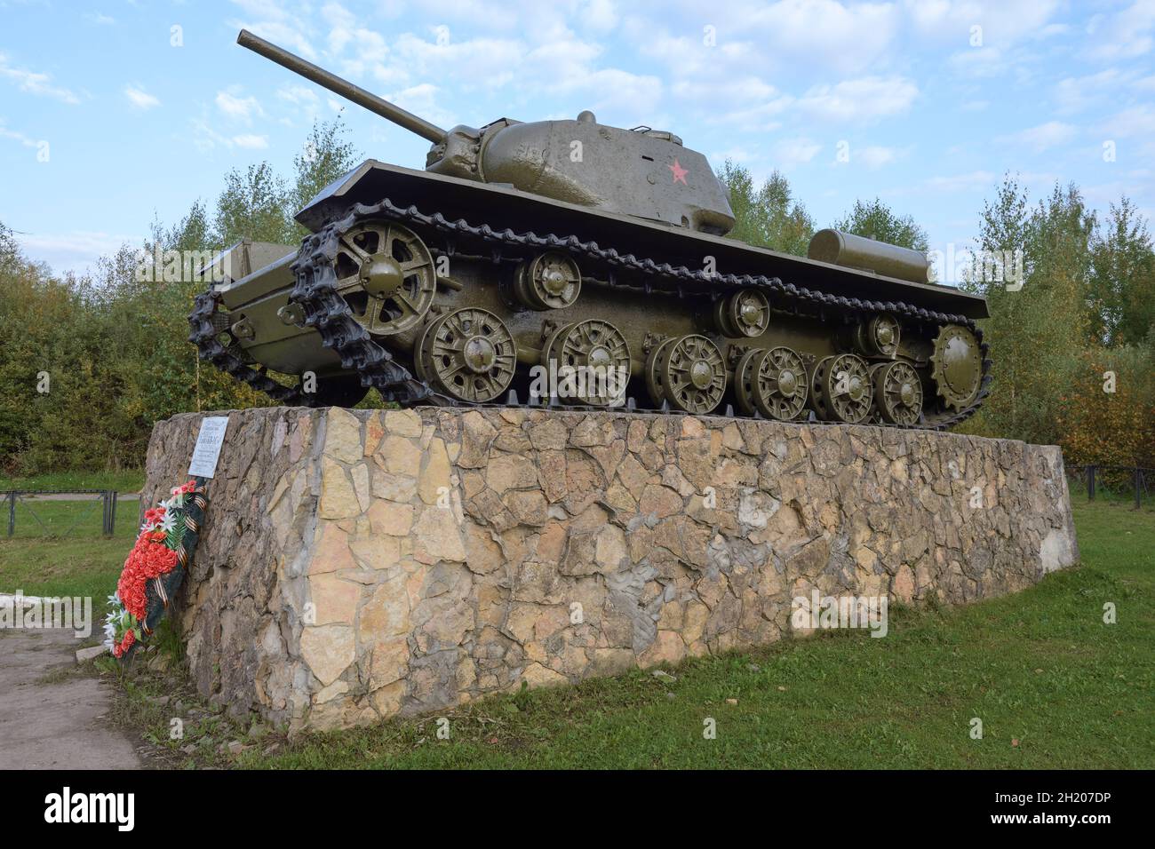PARFINO, RUSSLAND - 11. SEPTEMBER 2021: Denkmal des sowjetischen schweren Panzers KV-1S am Septembermorgen Stockfoto