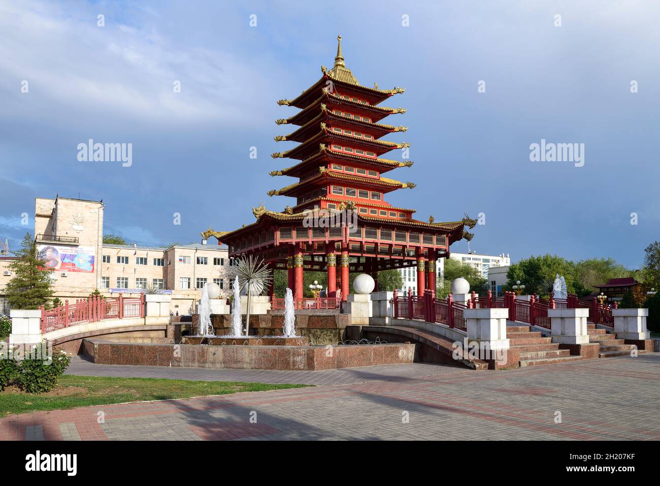 ELISTA, RUSSLAND - 20. SEPTEMBER 2021: Blick auf die Sieben Tage Buddhistische Pagode an einem Septembernachmittag Stockfoto