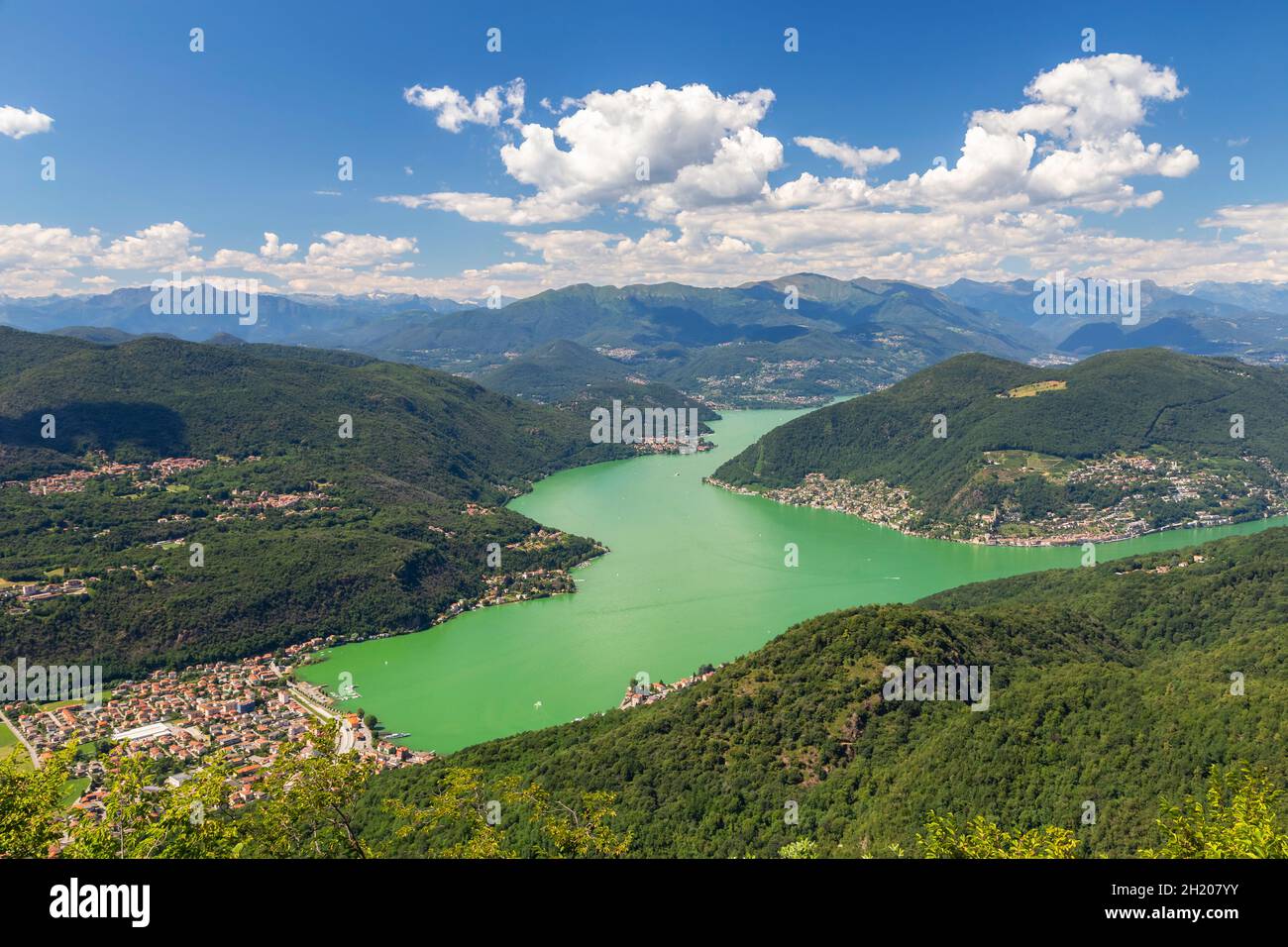 Blick auf den Ceresio-See von den Befestigungsanlagen von Linea Cadorna auf dem Monte Orsa und dem Monte Pravello. Viggiù, Bezirk Varese, Lombardei, Italien. Stockfoto