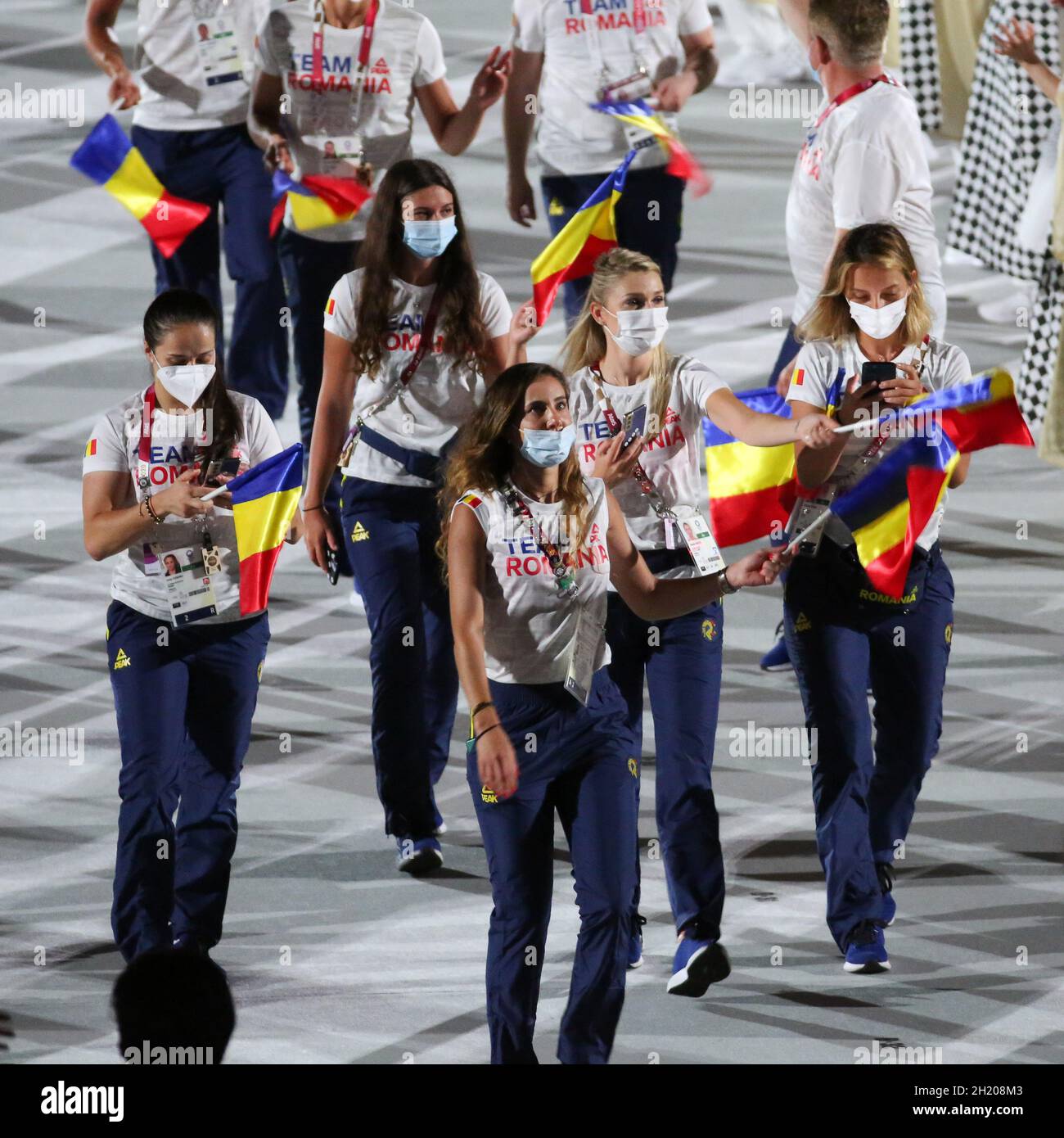 23. JULI 2021 - TOKIO, JAPAN: Rumäniens Fahnenträger Simona Radiș und Robert Glință betreten mit ihrer Delegation während des Parad das Olympiastadion Stockfoto