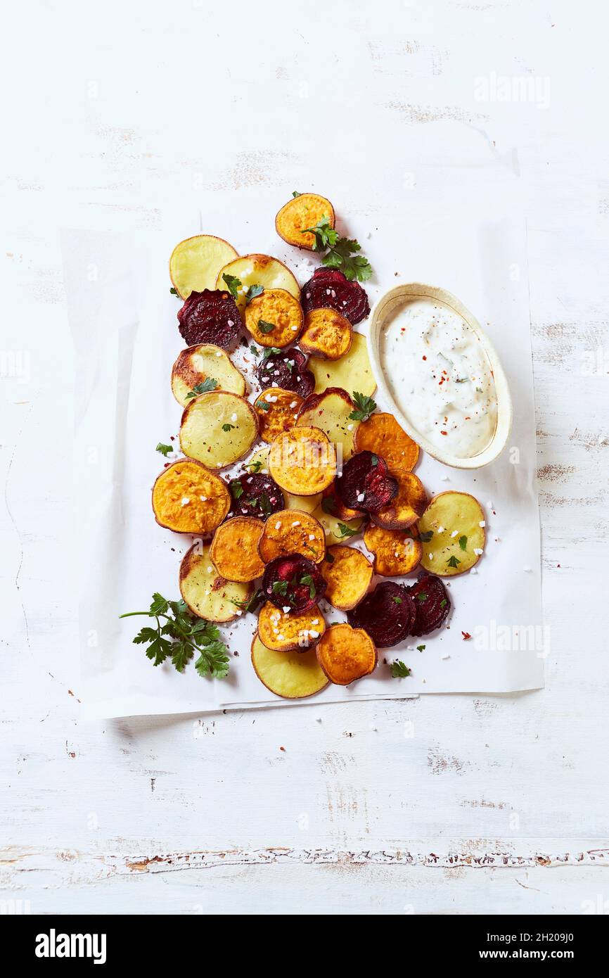 Im Ofen gebackene Kartoffeln, Süßkartoffeln und Rote Beete Scheiben mit Dip Stockfoto