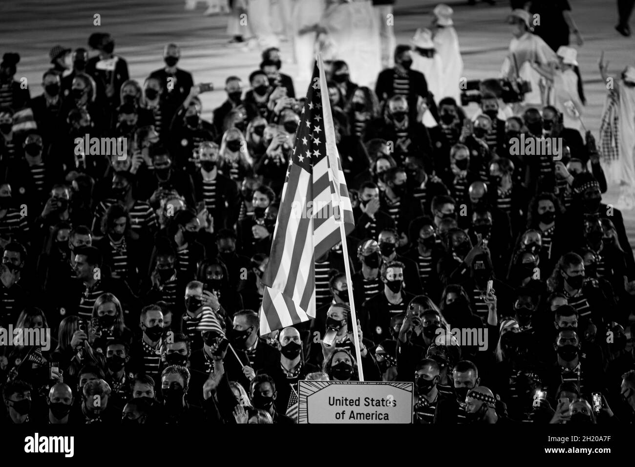 23. JULI 2021 - TOKIO, JAPAN: Die Fahnenträger der Vereinigten Staaten von Amerika, Se Bird und Eddy Alvarez, betreten das Olympiastadion mit ihrer Delegation duri Stockfoto