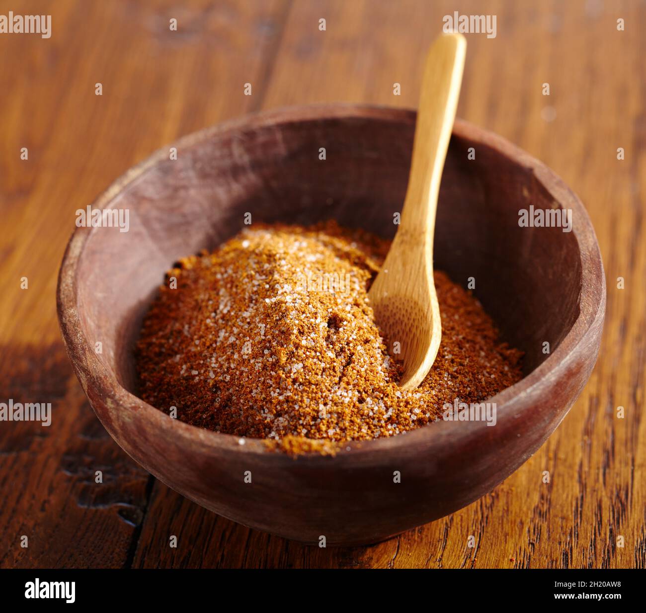 Ruck (Gewürzmischung, Karibik) mit einem Löffel in einer Holzschüssel Stockfoto