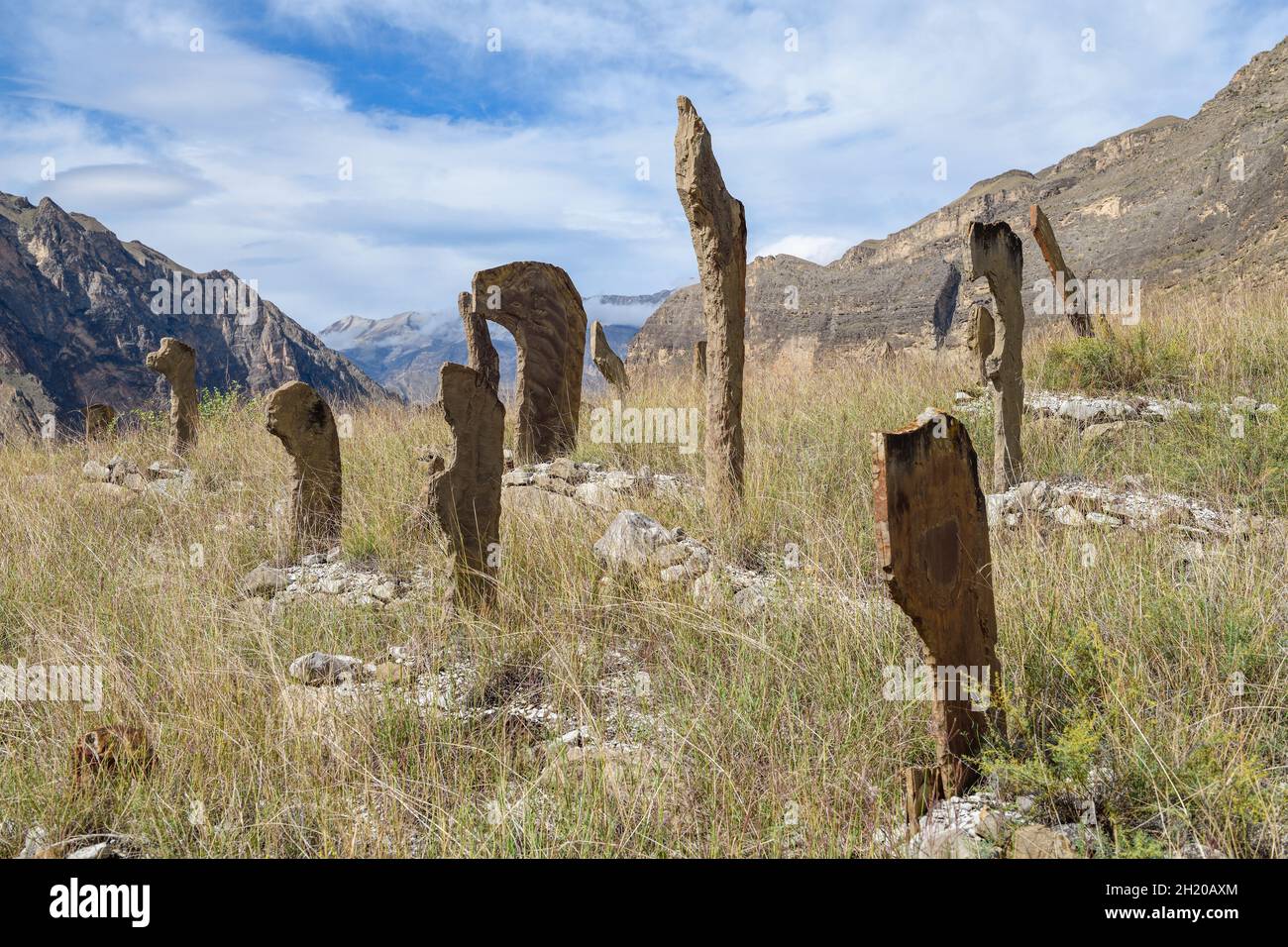 Antiker Grabstein in Form von Schwertgriffen auf einem alten Friedhof im Bergdorf Gimry. Dagestan, Russland Stockfoto