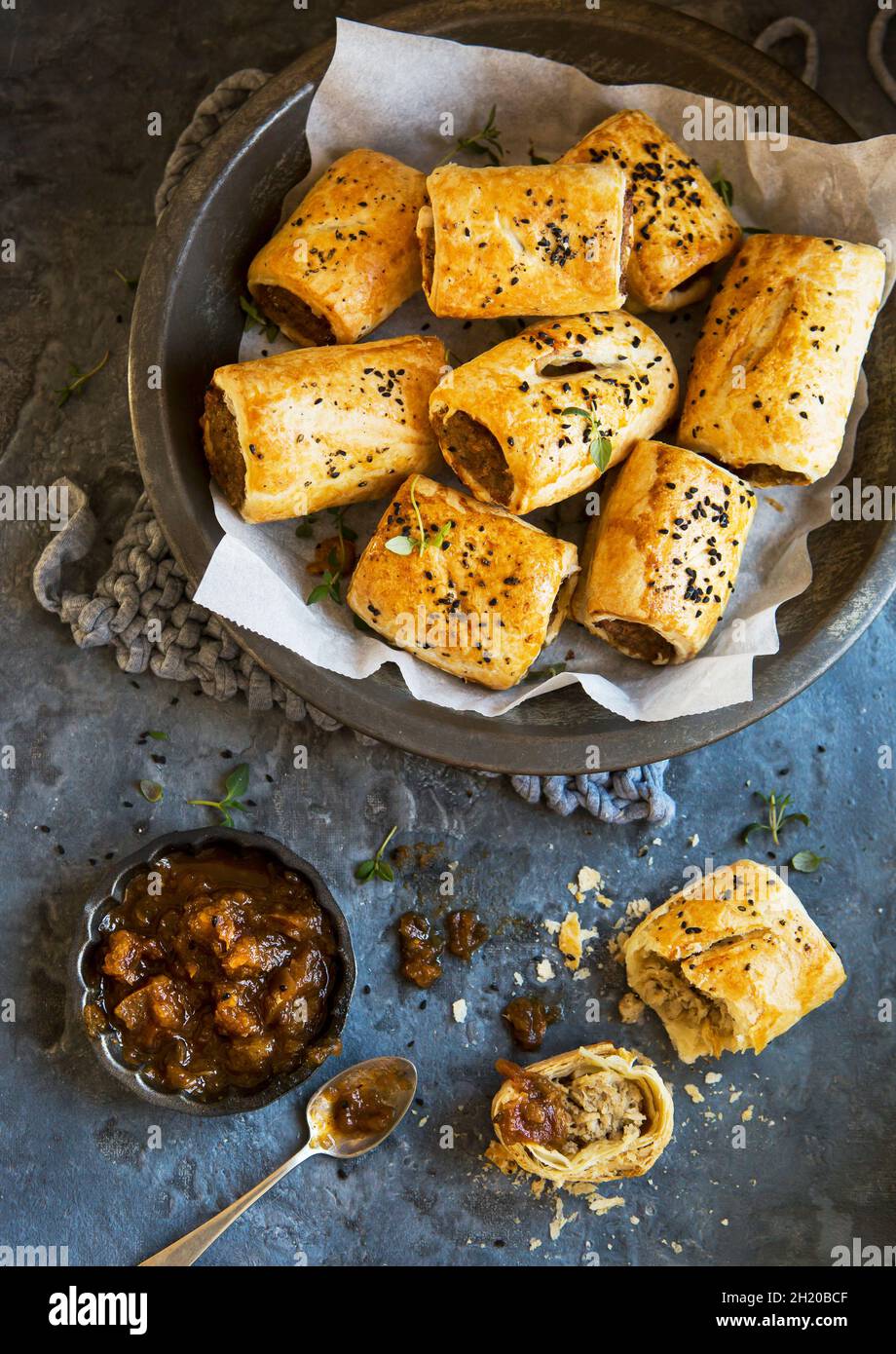 Homemde Vegetarisch Fleischfreie Wurstbrötchen mit karamellisiertem Chutney Stockfoto