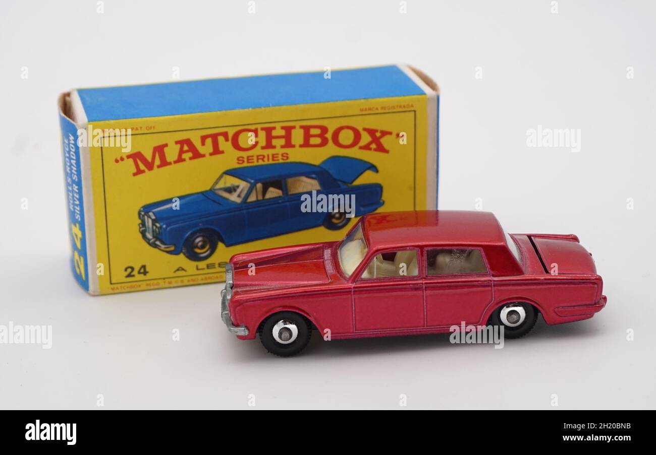 Dieses Spielzeugauto wurde 1967 von Lesney Matchbox, einem Modell des Rolls Royce Silver Shadow, hergestellt. Es blieb bis 1973 in Produktion. Es war in einer metallisch-roten Farbe lackiert, obwohl die ersten Boxen es in blau zeigten. Zwei frühere Rolls Royce-Modelle waren im Programm, was die Attraktivität des Fahrzeugs für kleine Kinder widerspiegelt. Für zusätzlichen Spielwert konnte Matchbox einen sich öffnenden Kofferraumdeckel besitzen, obwohl das Modell nur einen Zentimeter oder so breit war. Ein aus Kunststoff gegossenes Interieur mit Sitzen und einem Armaturenbrett, es gab eine klare Kunststoffleiste für die Fenster. Es wurde in England hergestellt. Stockfoto