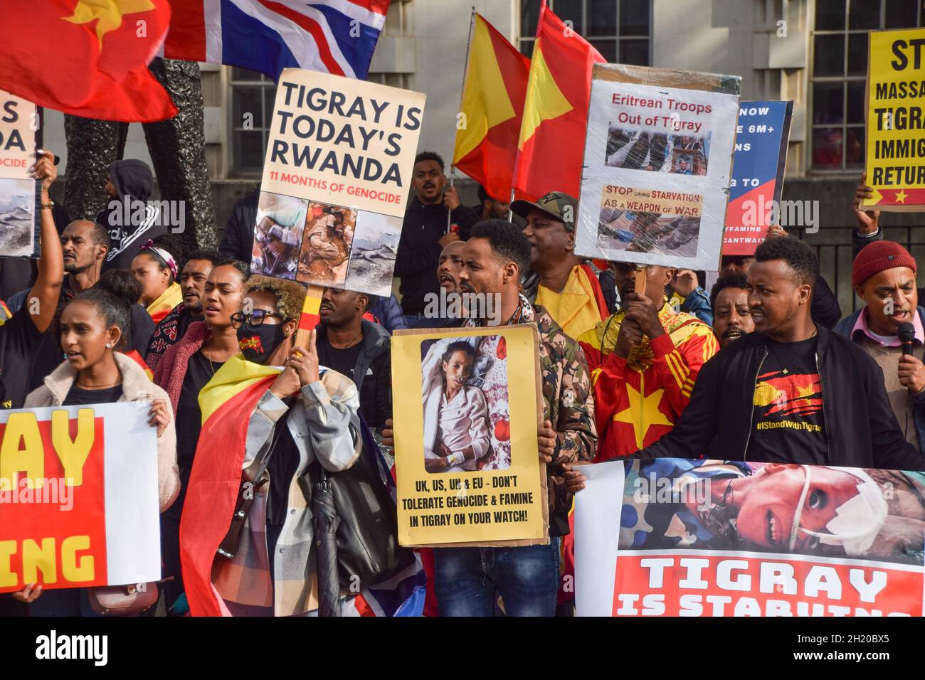 London, Großbritannien. Oktober 2021. Demonstranten halten Plakate, die den Krieg in Tigray als "Völkermord" bezeichnen, während der Demonstration vor der Downing Street. Demonstranten versammelten sich aus Protest gegen einen sogenannten "Völkermord-Krieg" von Äthiopien und Eritrea in der Region Tigray und riefen das Vereinigte Königreich und die internationale Gemeinschaft dazu auf, dem Volk von Tigray zu helfen. (Foto: Vuk Valcic/SOPA Images/Sipa USA) Quelle: SIPA USA/Alamy Live News Stockfoto