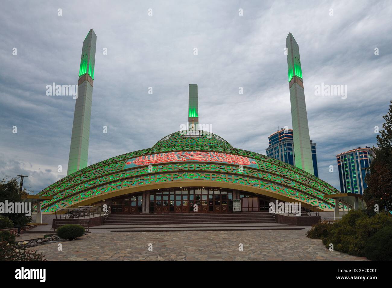 ARGUN, RUSSLAND - 28. SEPTEMBER 2021: Moschee 'Mutterherz' (Aymani Kadyrova) an einem bewölkten Septemberabend Stockfoto