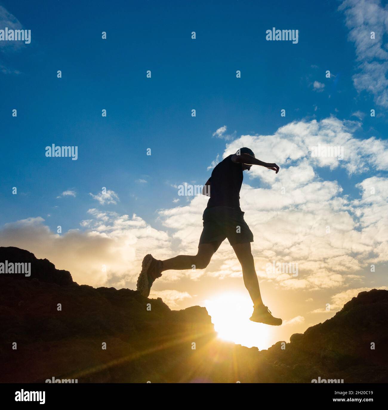 Jogger, Läufer, Trailrunner auf dem Bergrücken bei Sonnenaufgang. Stockfoto