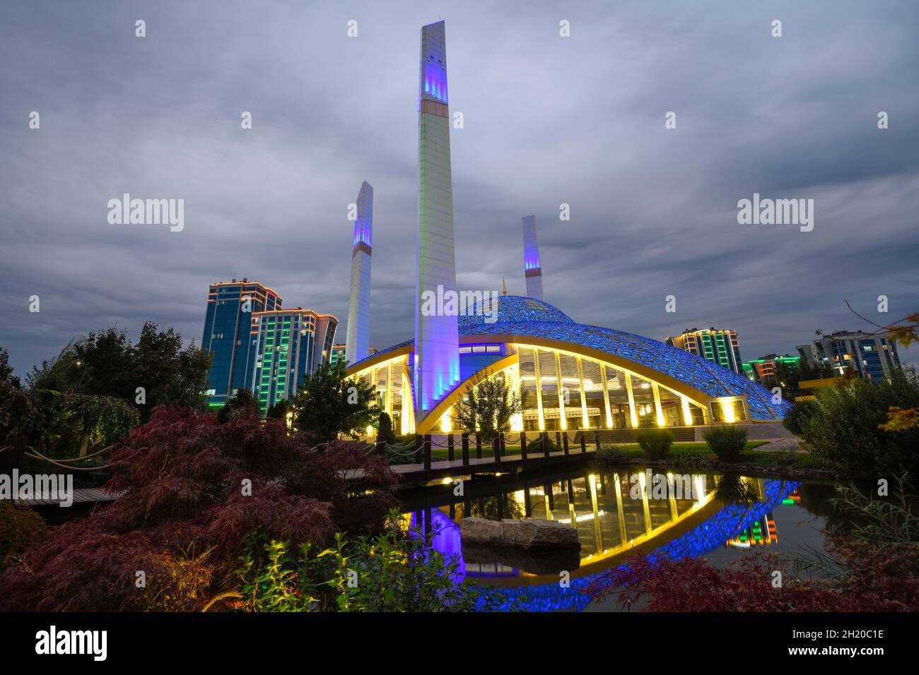 ARGUN, RUSSLAND - 28. SEPTEMBER 2021: Moschee 'Mutterherz' im Stadtbild an einem bewölkten Septemberabend Stockfoto