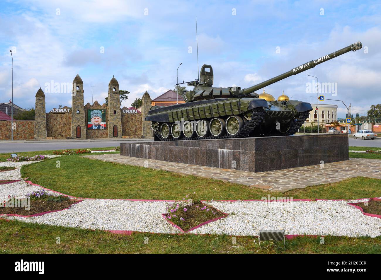 SCHALI, RUSSLAND - 29. SEPTEMBER 2021: Panzer T-72 - ein Denkmal, das zum Gedenken an die Tschetschenen errichtet wurde, die am Großen Vaterländischen Krieg teilgenommen haben Stockfoto