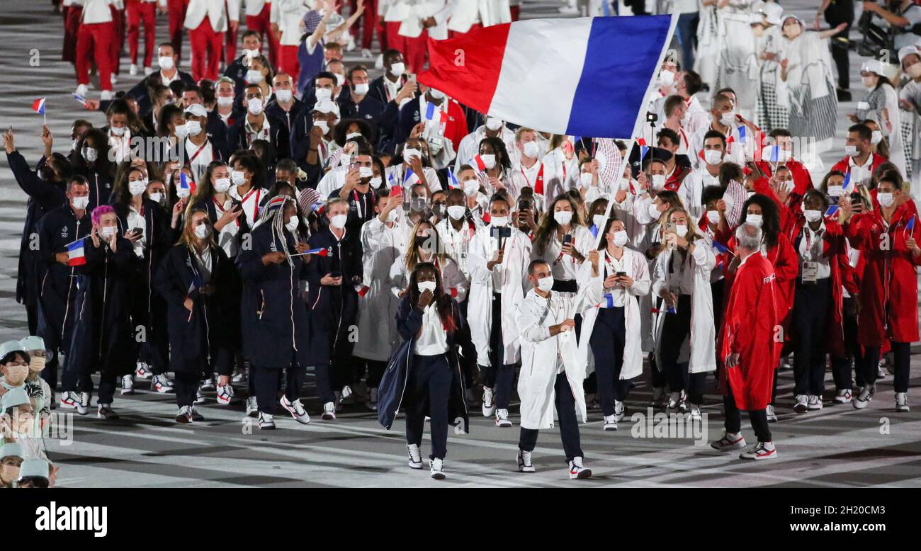 23. JULI 2021 - TOKIO, JAPAN: Die französischen Fahnenträger Clarisse Agbegnenou und Samir Aït Saïd betreten während des Th das Olympiastadion mit ihrer Delegation Stockfoto