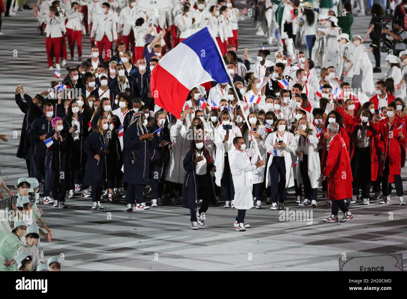 23. JULI 2021 - TOKIO, JAPAN: Die französischen Fahnenträger Clarisse Agbegnenou und Samir Aït Saïd betreten während des Th das Olympiastadion mit ihrer Delegation Stockfoto