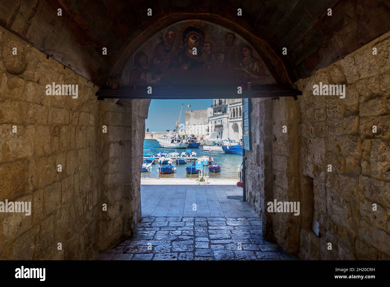 Blick auf einen typischen Zugang zum alten Hafen von Monopoli, Italien, Apulien, Metropolstadt Bari. Stockfoto