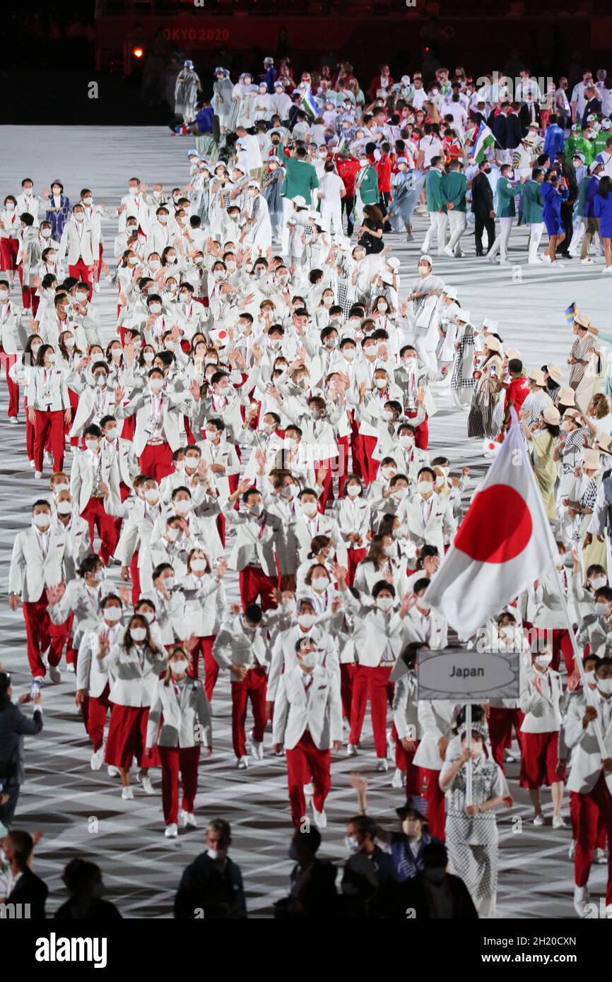 23. JULI 2021 - TOKIO, JAPAN: Die japanischen Fahnenträger Yui Susaki und Rui Hachimura betreten während der Parade von mit ihrer Delegation das Olympiastadion Stockfoto