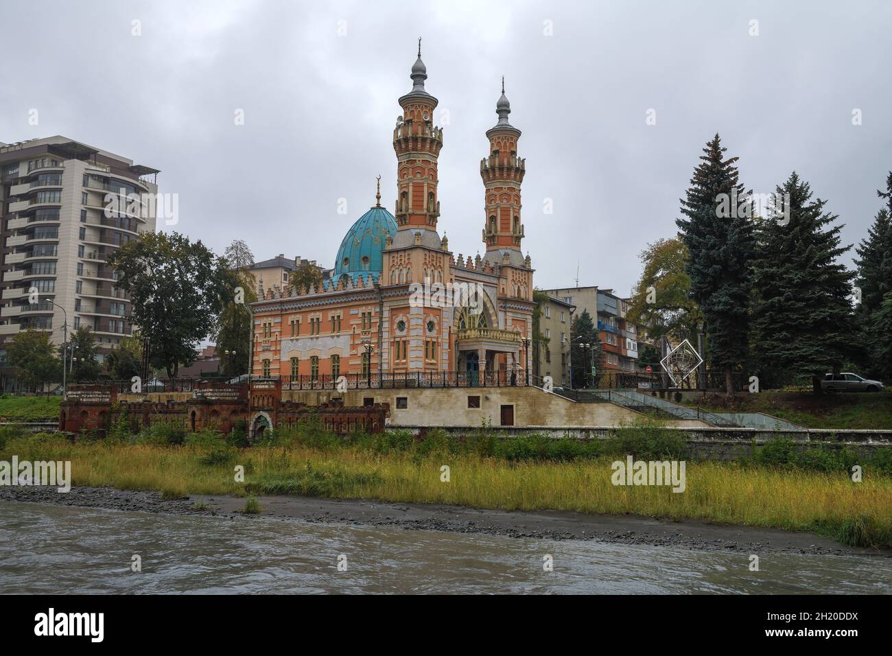 WLADIKAVKAZ, RUSSLAND - 01. OKTOBER 2021: Alte sunnitische Moschee (Muchtarov-Moschee) im Stadtbild an einem bewölkten Oktobertag Stockfoto