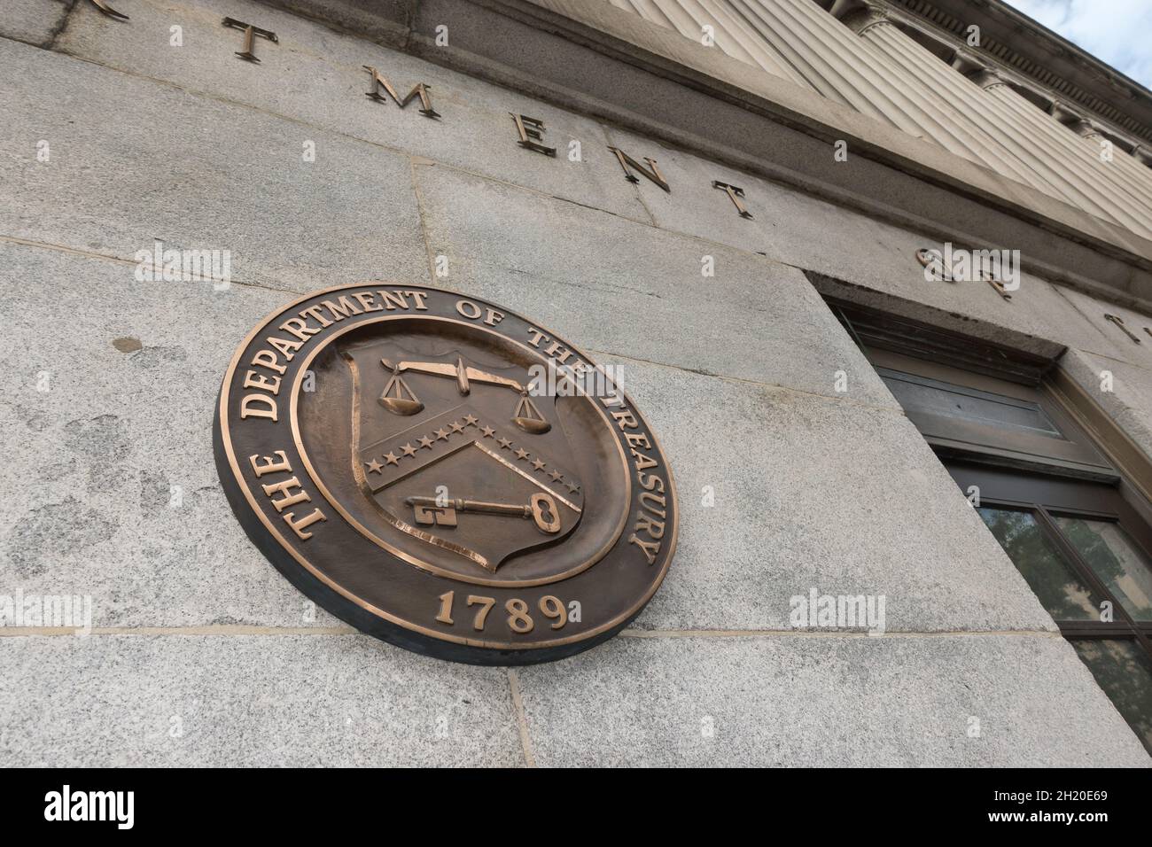 Gebäude DES US-Finanzministeriums, mit Siegel in der Nähe eines Einganges, Washington, DC Stockfoto