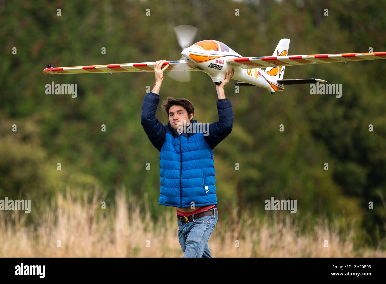Beim Basingstoke Model Aero Club, Basingstoke, Großbritannien, wird ein großer motorisierter Funksegler per Hand vorgestellt Stockfoto