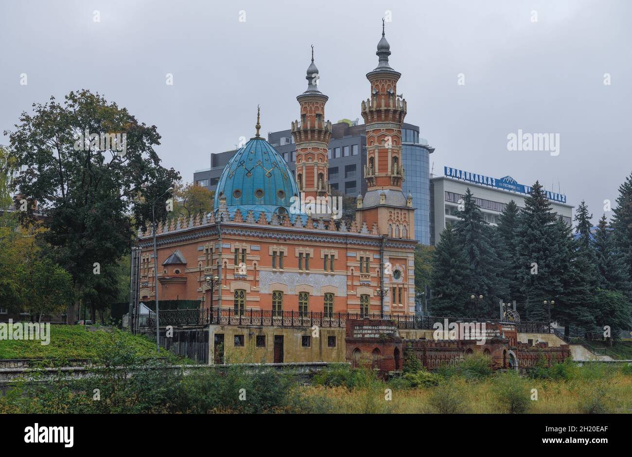 WLADIKAWKAZ, RUSSLAND - 01. OKTOBER 2021: Blick auf die alte sunnitische Moschee (Muchtarov-Moschee) an einem bewölkten Oktobertag Stockfoto