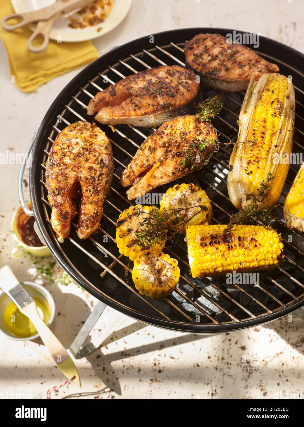 Lachs mit Mais auf dem Grill Stockfoto