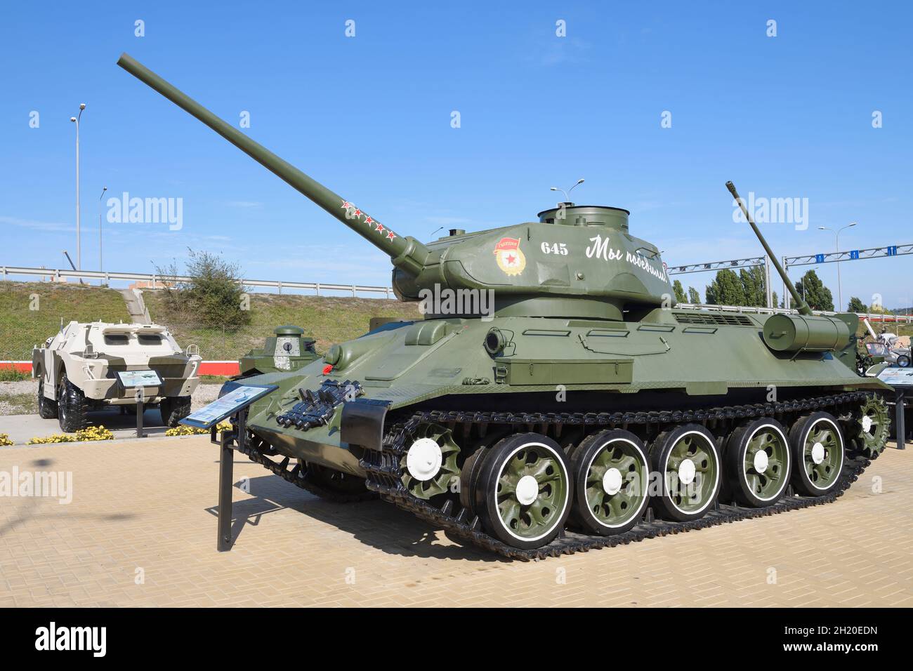 KAMENSK-SCHACHTINSKY, RUSSLAND - 04. OKTOBER 2021: T-34-85, der wichtigste sowjetische Panzer des Zweiten Weltkriegs, Nahaufnahme. Park Patriot Stockfoto