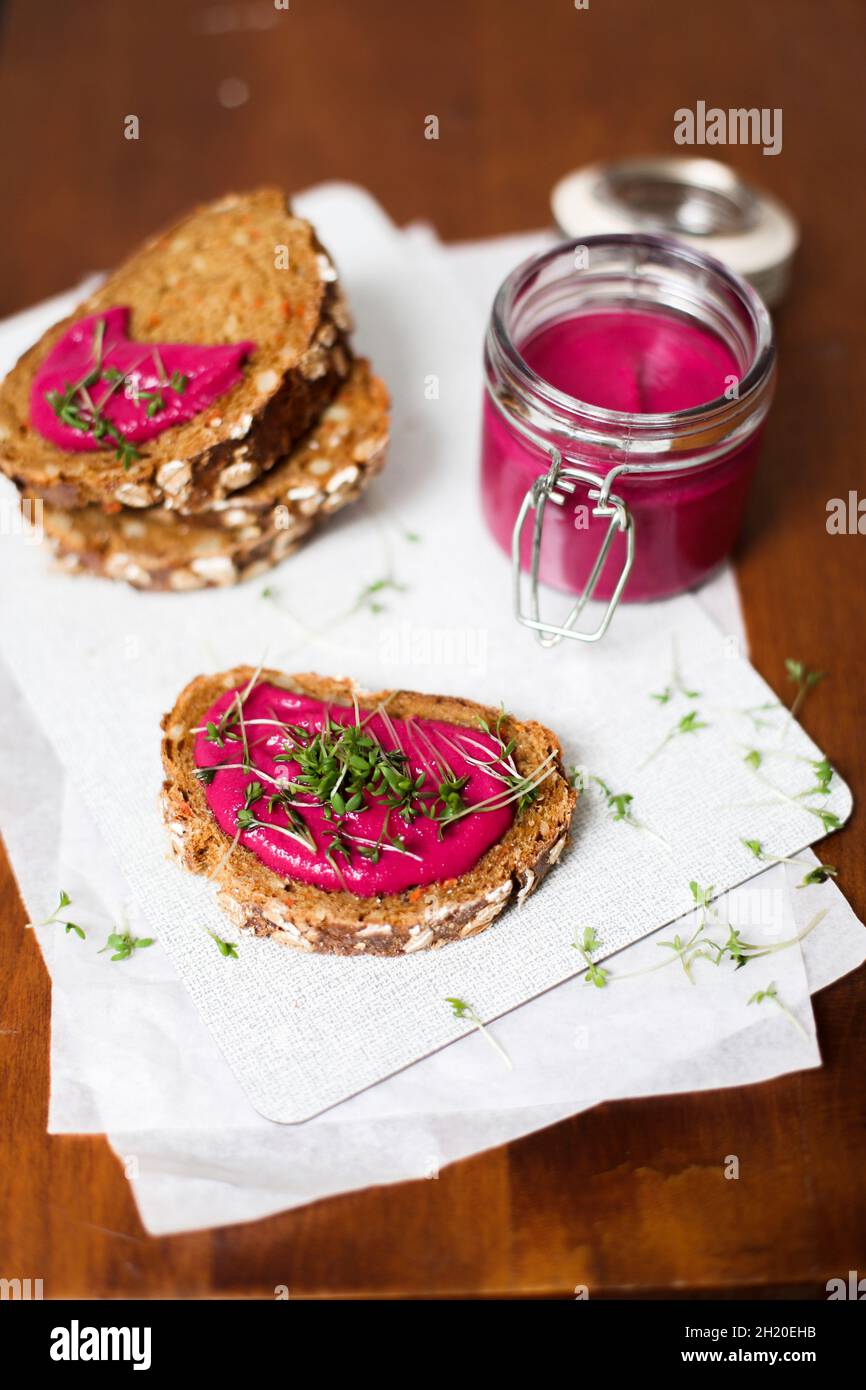 Vollkornbrot mit einer Rote Bete Aufstrich und Kresse gekrönt Stockfoto