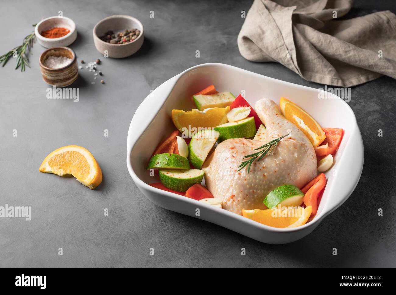 Rohes Hühnerfleisch mit Gemüse auf der Küchentheke Stockfoto