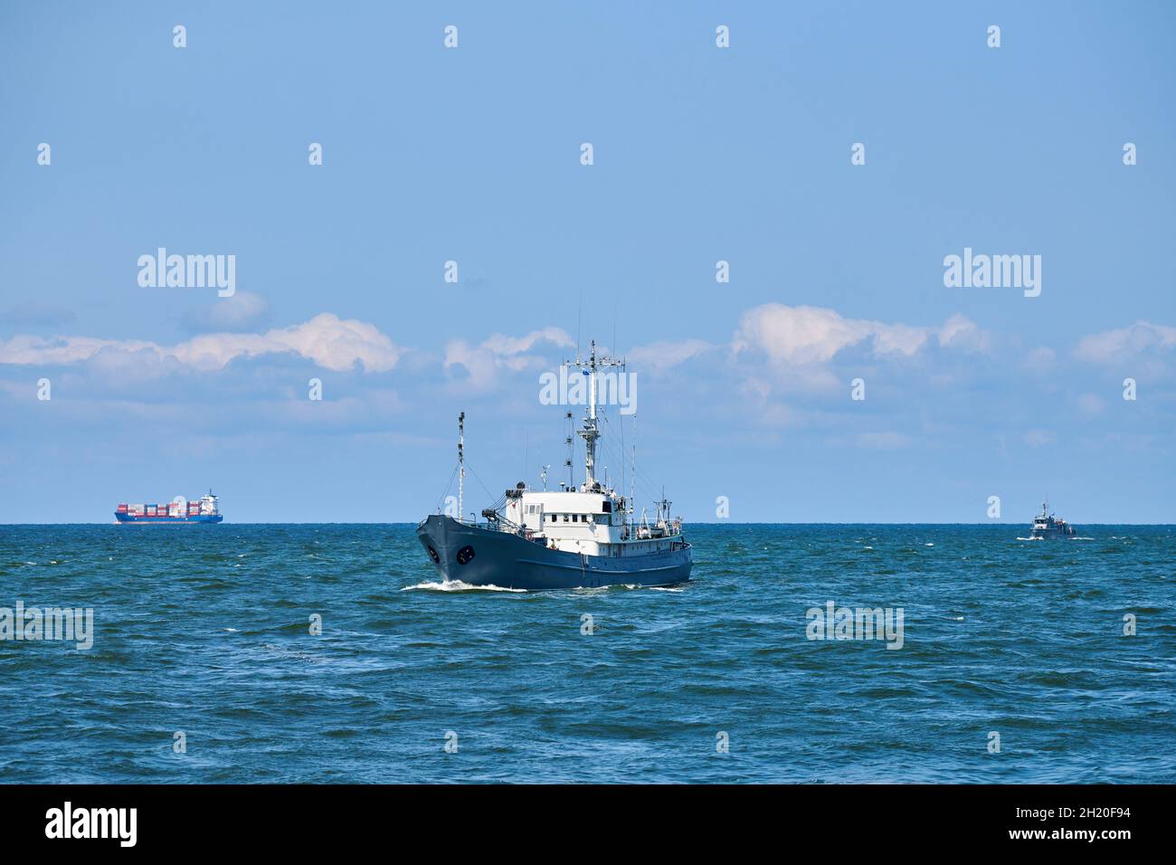 Vermessungsschiff, Forschungsschiff Patrouillenboot, das in der hellblauen Ostsee segelt, Marine Patrouillenschiff. Militärschiff, Kriegsschiff, Schlachtschiff der Baltischen Flotte, Stockfoto
