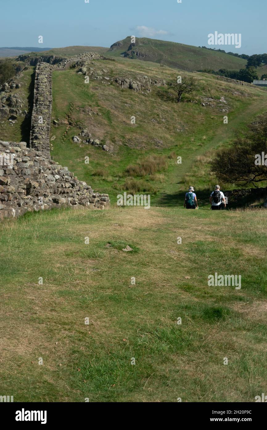 Zwei Wanderer auf dem Hadrians Wall Fernwanderweg im Northumberland National Park England. Der Hadrianswall ist 84 Meilen (135 km) entfernt. Stockfoto