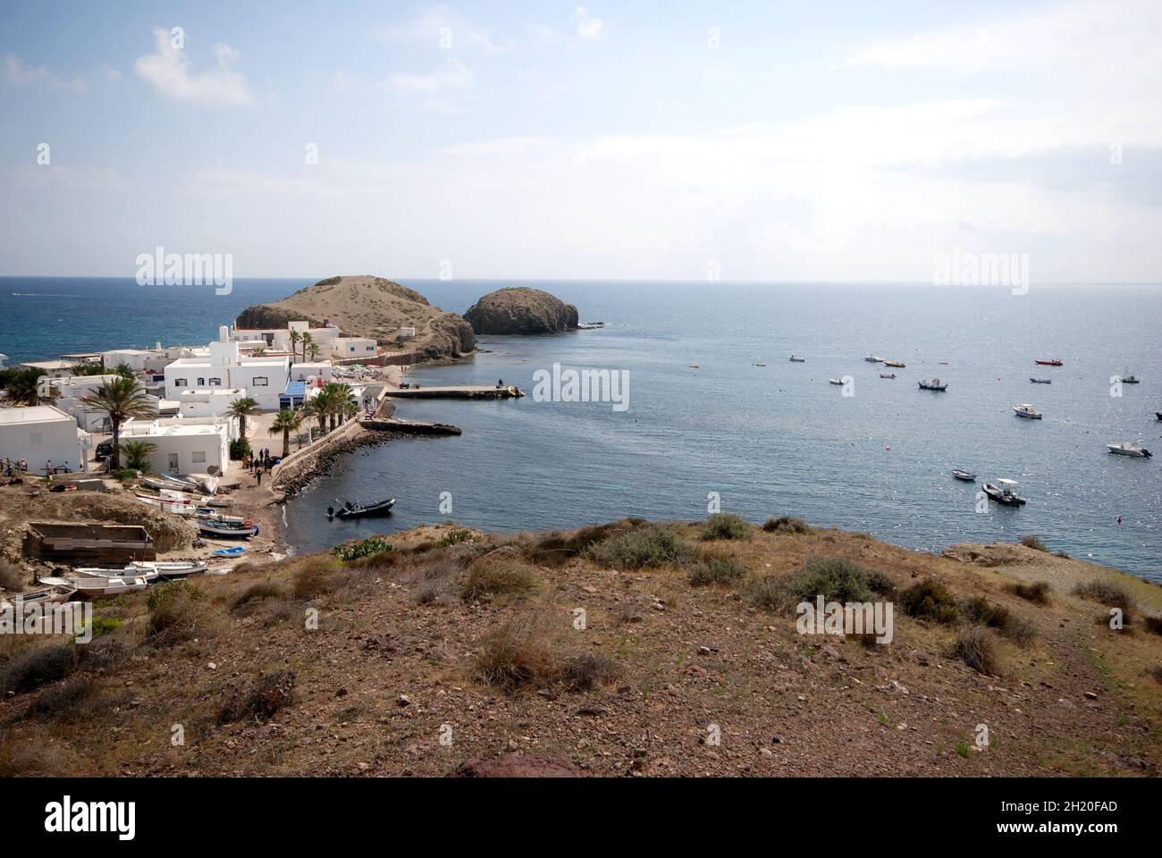 Blick auf Isleta del Moro, ein Fischerdorf in der Region Almeria in Andalusien, Spanien. Stockfoto