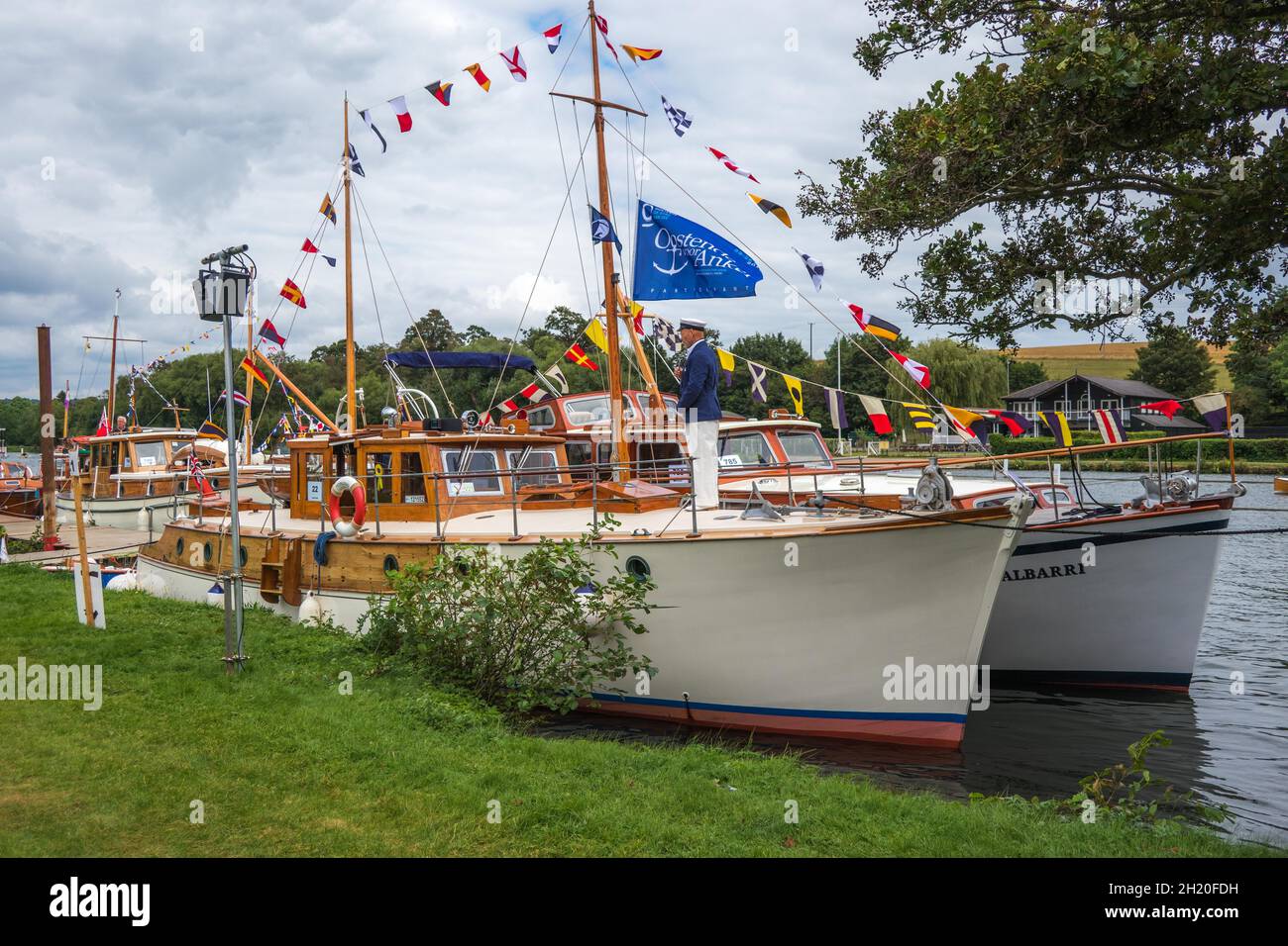 Traditionelle Holzboote auf der Themse beim Henley Festival England Stockfoto