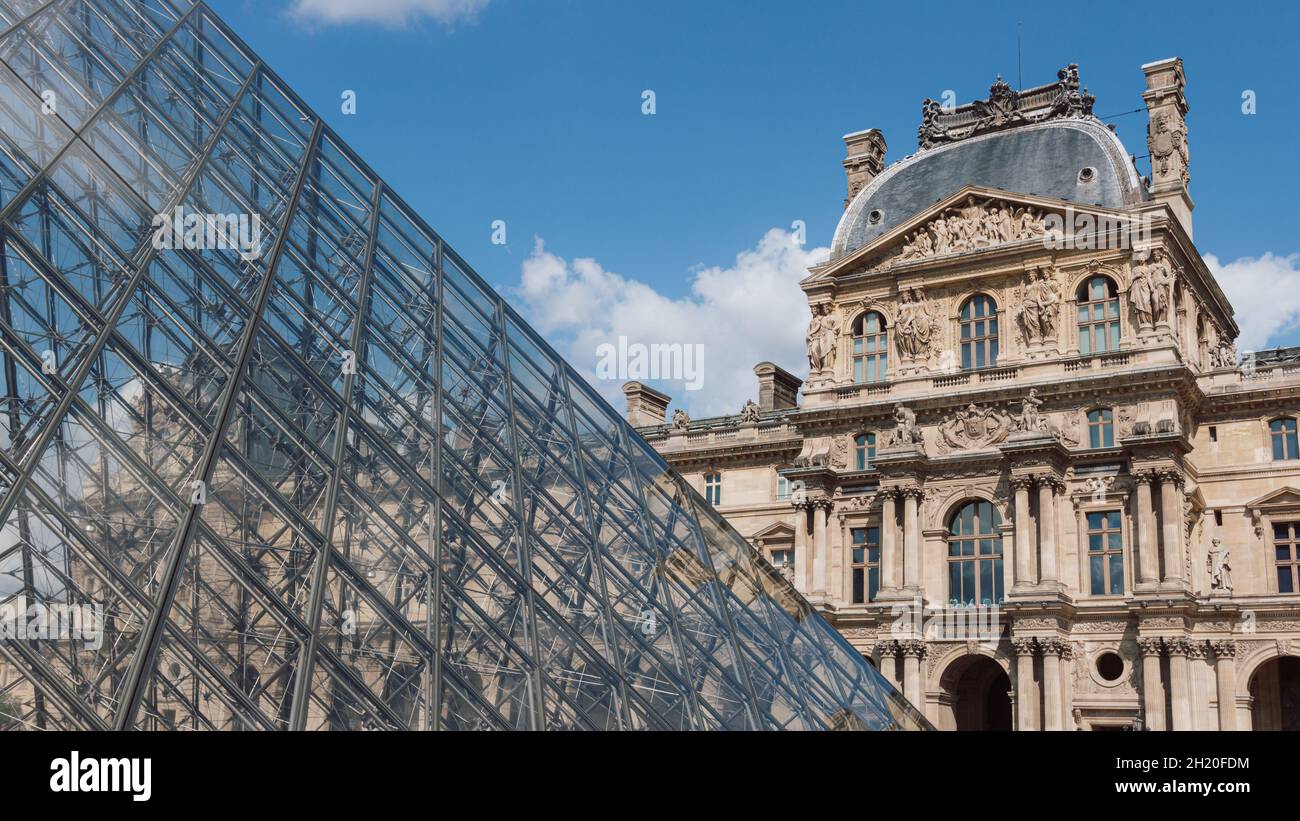 Glaspyramide (Pyramide du Louvre) vor dem Louvre-Museum mit blauem Himmel, Paris Frankreich Stockfoto