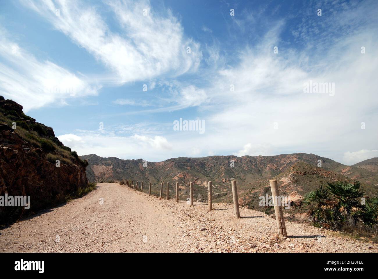 Landschaft vulkanischer Felsformationen in Rodalquilar im Naturpark Cabo de Gata, Region Almeria in Andalusien, Spanien. Stockfoto