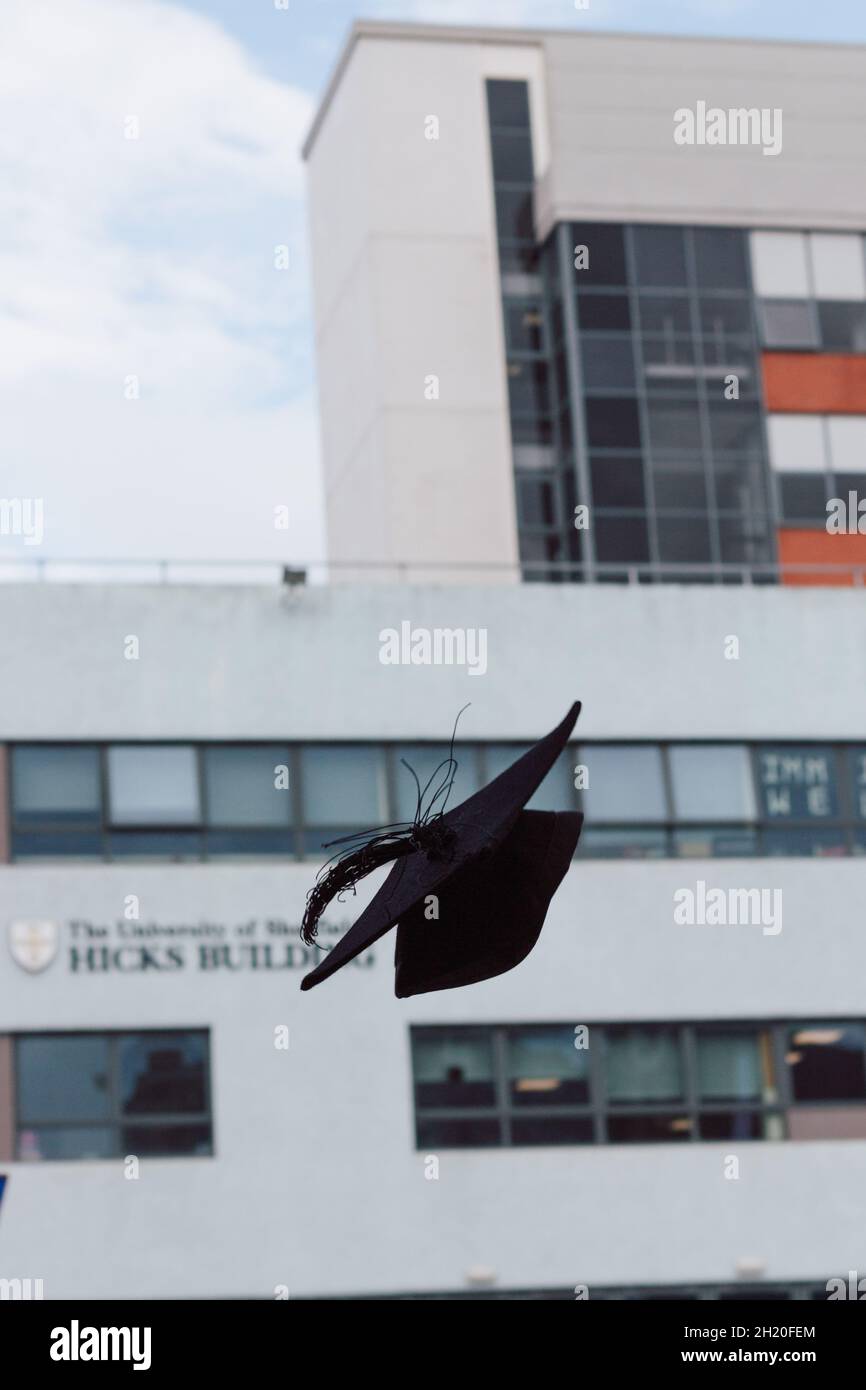 Absolvent, der vor dem Hicks Building, University of Sheffield, einen Hut aus dem Leichenbrett wirft Stockfoto