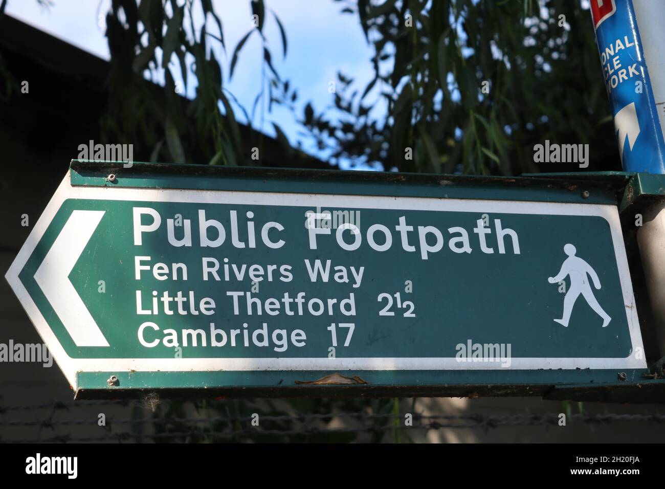 Öffentliches Wegzeichen für den Fen Riveres Way, das die Entfernungen für Little Thetford und Cambridge bei Ely Cambridgeshire England anzeigt. Stockfoto