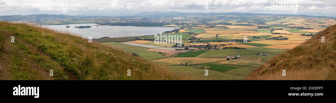 Blick vom Bishop Hill auf die Lomond Hills mit Blick über den Stausee und das Patchwork der Fields Fife Scotland Stockfoto