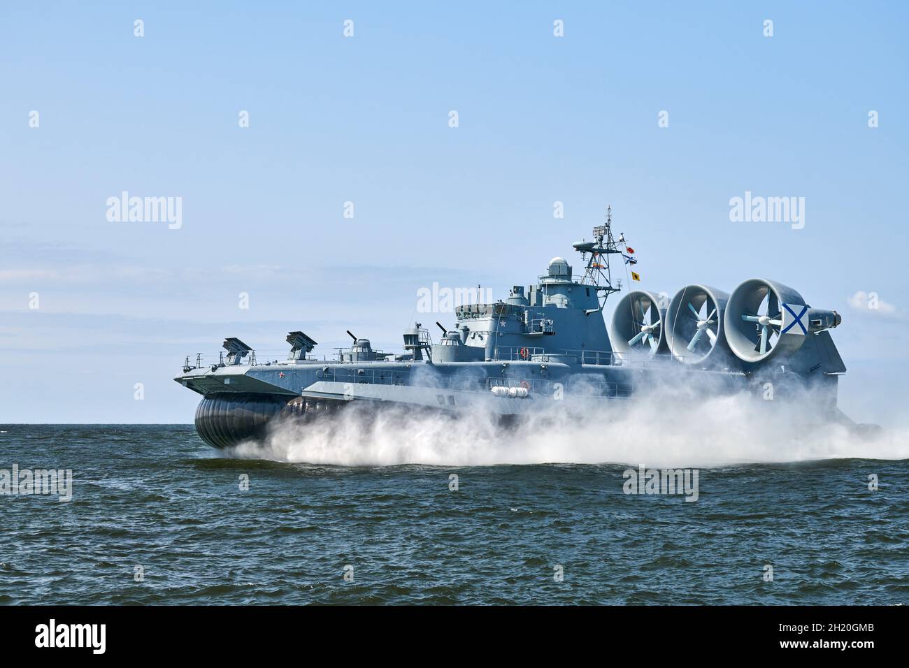 Landing Craft Air Cushion LCAC Hovercraft Landing Craft Segeln Spritzwasser mit hoher Geschwindigkeit. Schweben Handwerk fliegen über Wasser, Luftkissen Segeln Stockfoto