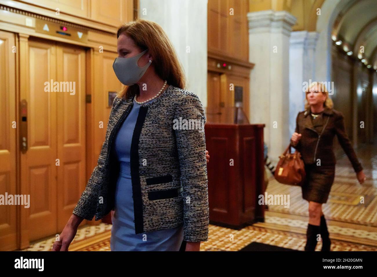 Amy Coney Barrett, die Richterin des Obersten Gerichtshofs der USA, geht durch das US-Kapitol in Washington, USA, 19. Oktober 2021. REUTERS/Elizabeth Frantz Stockfoto