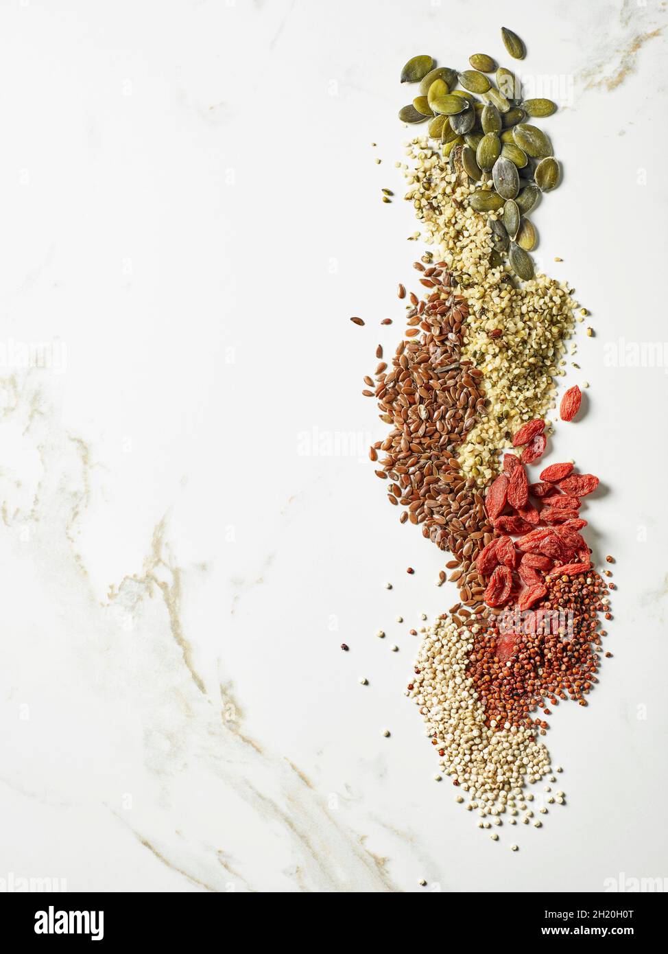 Kürbiskerne, Leinsamen, goji Samen, Hanf samen, Weiße und Rote Quinoa Samen (von oben gesehen) Stockfoto