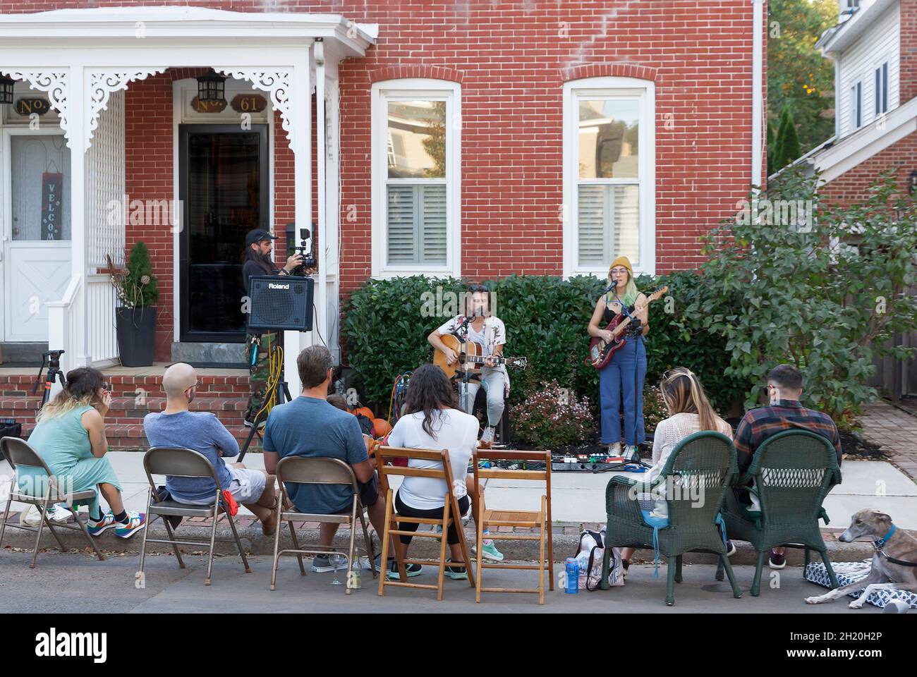Das Porchfest, eine jährliche Musikveranstaltung in Lambertville, New Jersey, bringt lokale Musiker und Nachbarschaften zusammen, die Live-Musik und ein Gefühl der Gemeinschaft teilen. Stockfoto