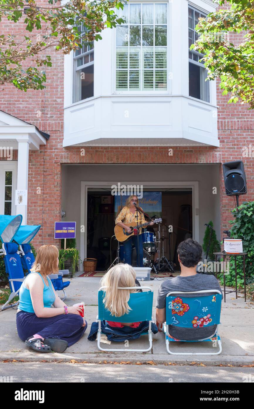 Das Porchfest, eine jährliche Musikveranstaltung in Lambertville, New Jersey, bringt lokale Musiker und Nachbarschaften zusammen, die Live-Musik und ein Gefühl der Gemeinschaft teilen. Stockfoto