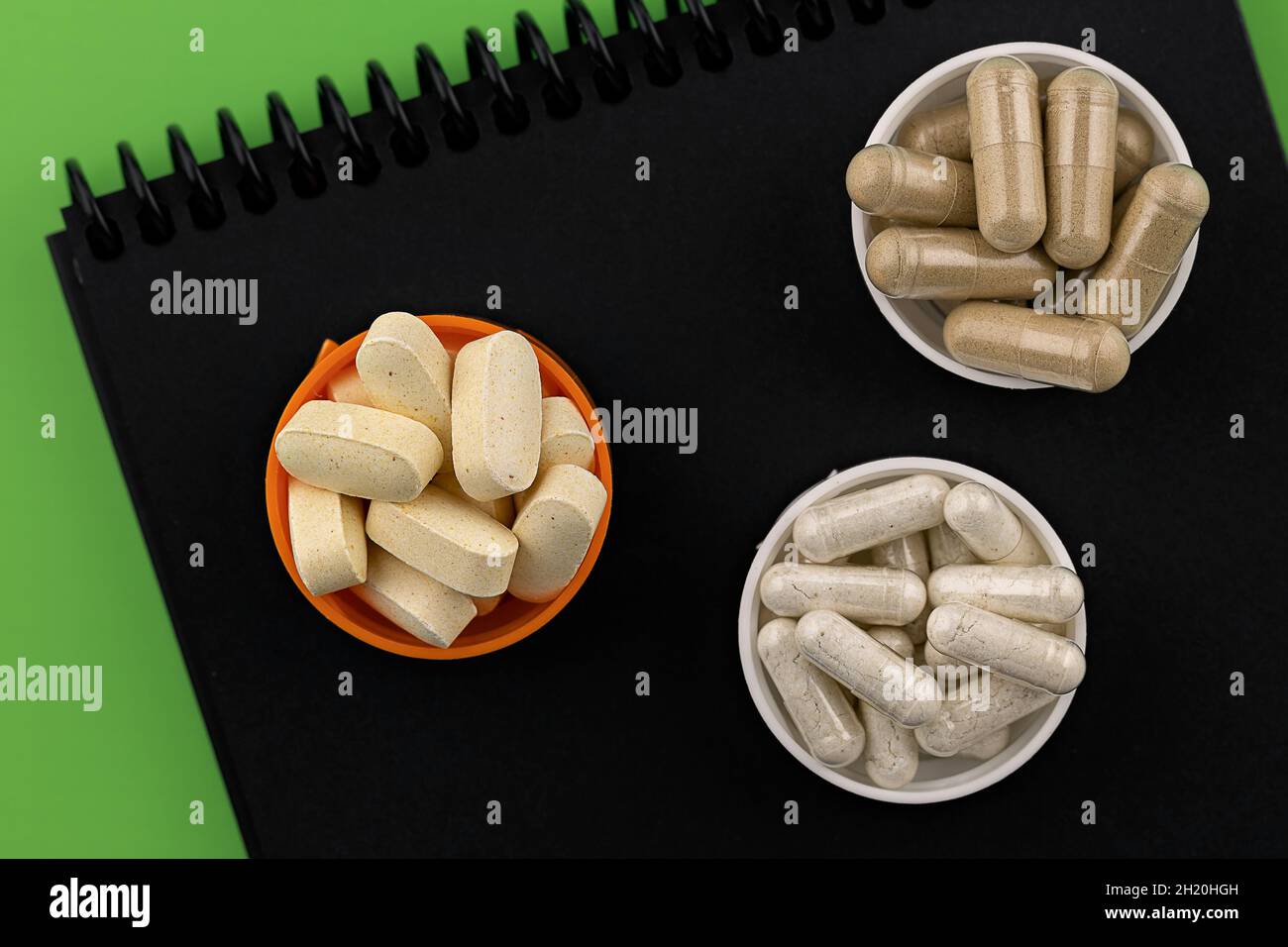 Multivitamin Nahrungsergänzungsmittel auf einem schwarzen Notizblock Hintergrund. Immunprävention Pflegekonzept Stockfoto