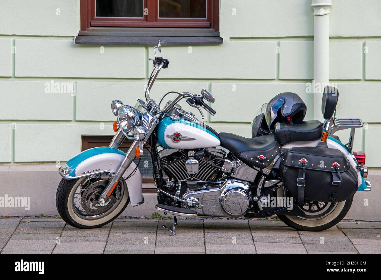 Seitenansicht einer glänzenden Harley-Davidson in weißen und blauen Farben Stockfoto