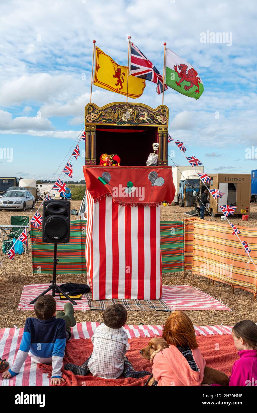 Kleine Kinder, Kinder, die eine traditionelle Puppentheater mit Punsch und Judy sehen, Großbritannien. Stockfoto