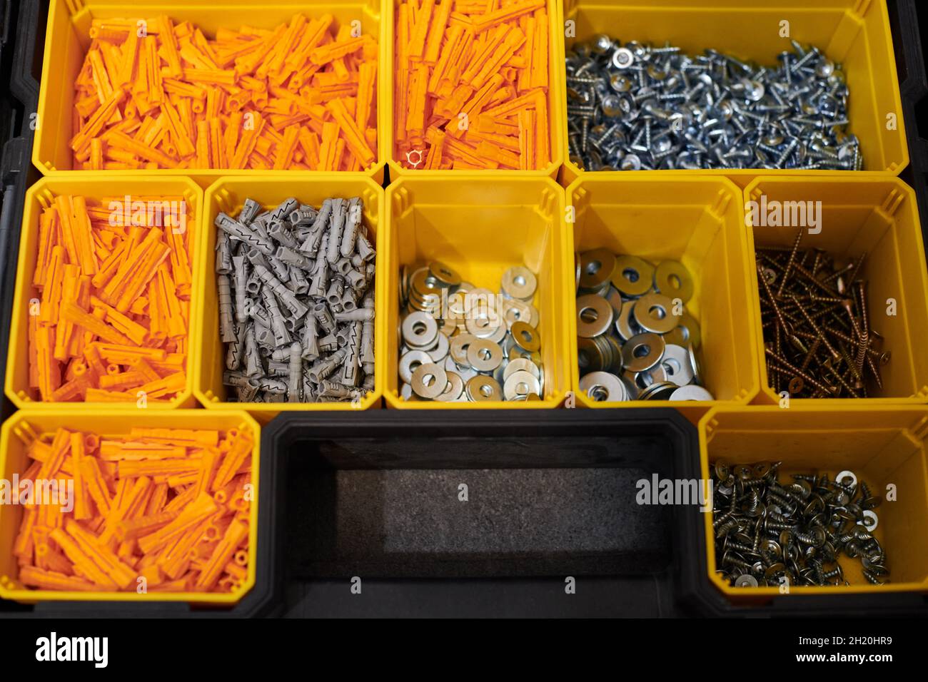 Aufbewahrungsbox mit kleinen Bauobjekten fr die Werkstatt, Draufsicht.  Viele Aufbewahrungsfcher mit Bauksten, die Schrauben und Muttern  enthalten Stockfotografie - Alamy
