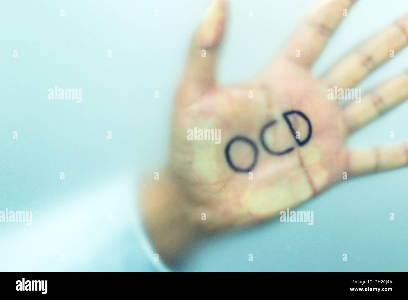 Nahaufnahme eines ocd-Patienten beim Händewaschen für lange Zeit. Konzept von Hygiene und ocd. Stockfoto