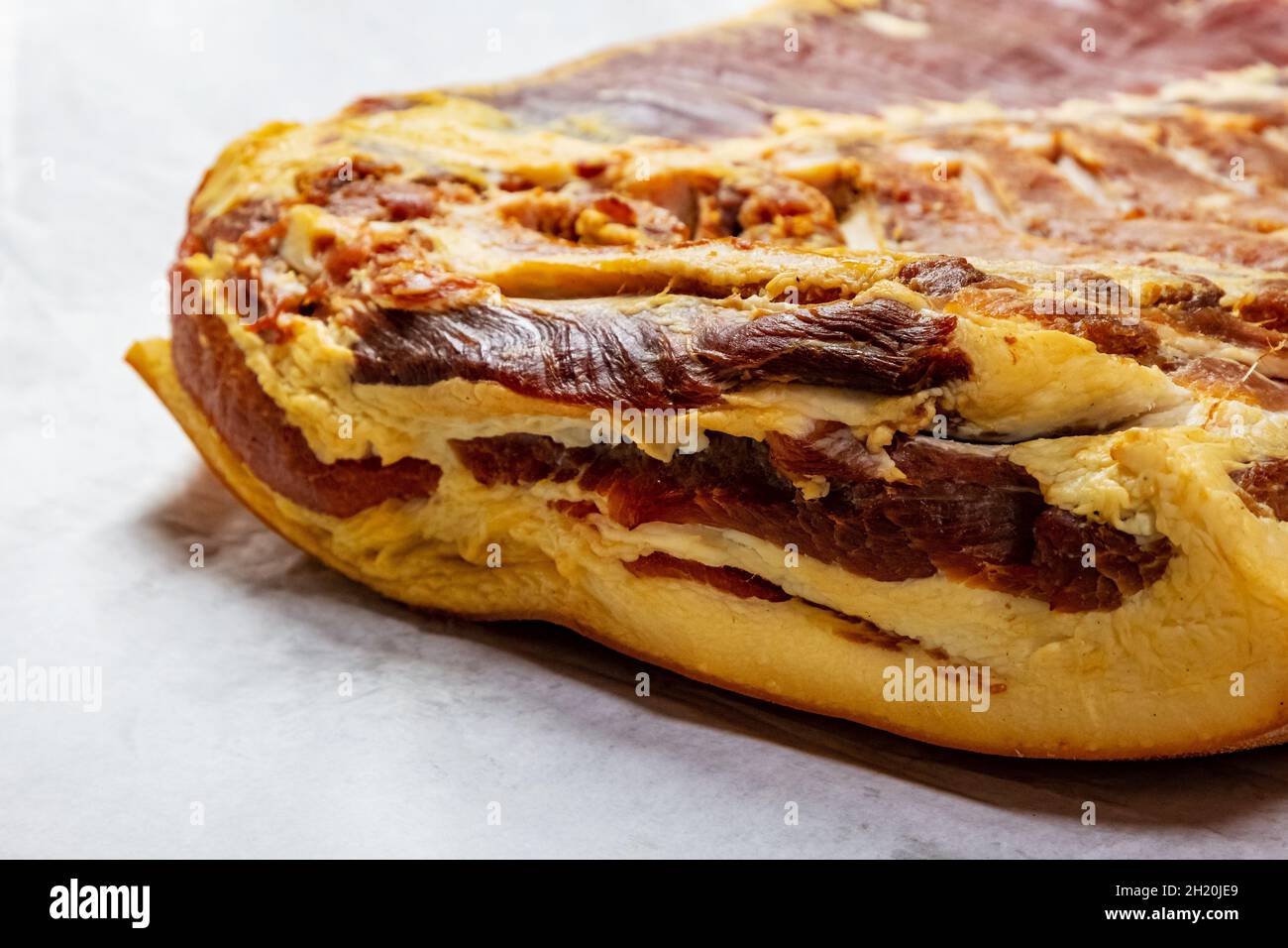 Traditionell geräucherter Speck. Fleisch und Schweinefleisch. Küche, Gastronomie und Kochen. Food-Fotografie. Stockfoto