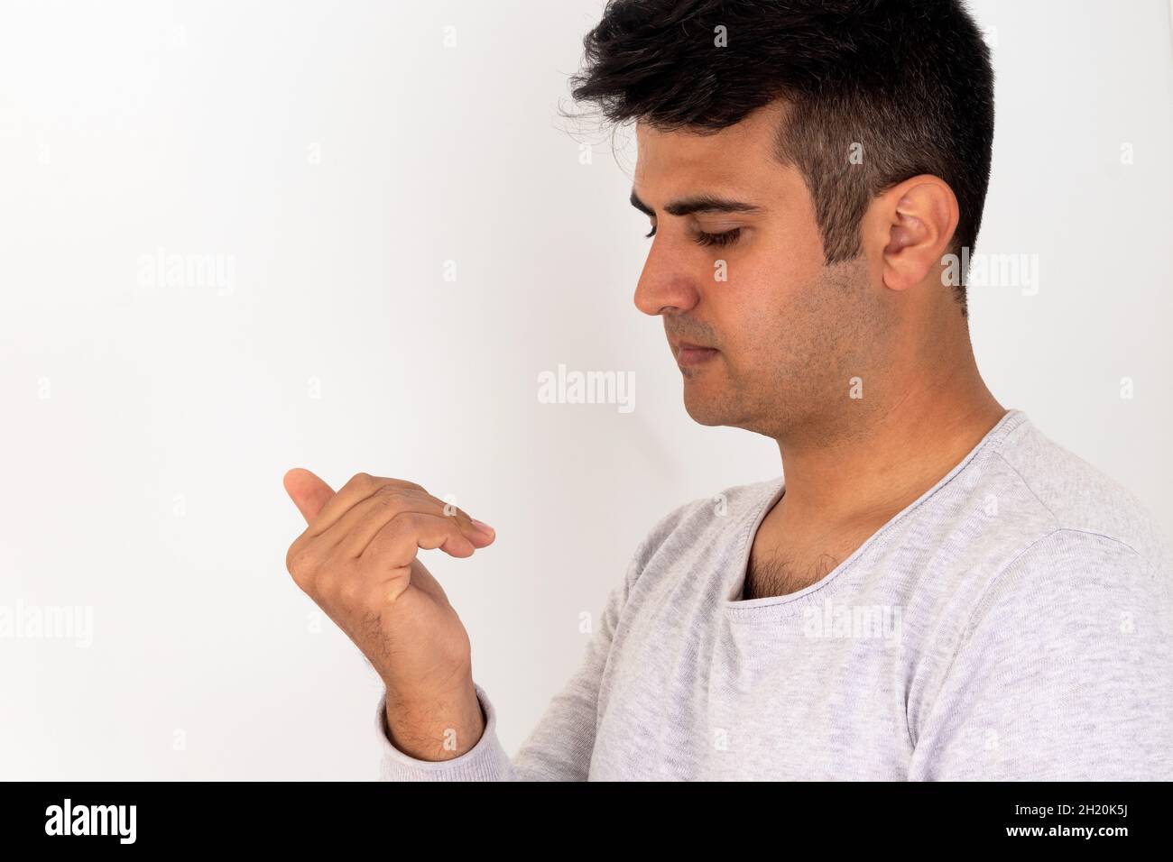 Gestresster Mann beißt Fingernägel auf isolaned Hintergrund. Stockfoto