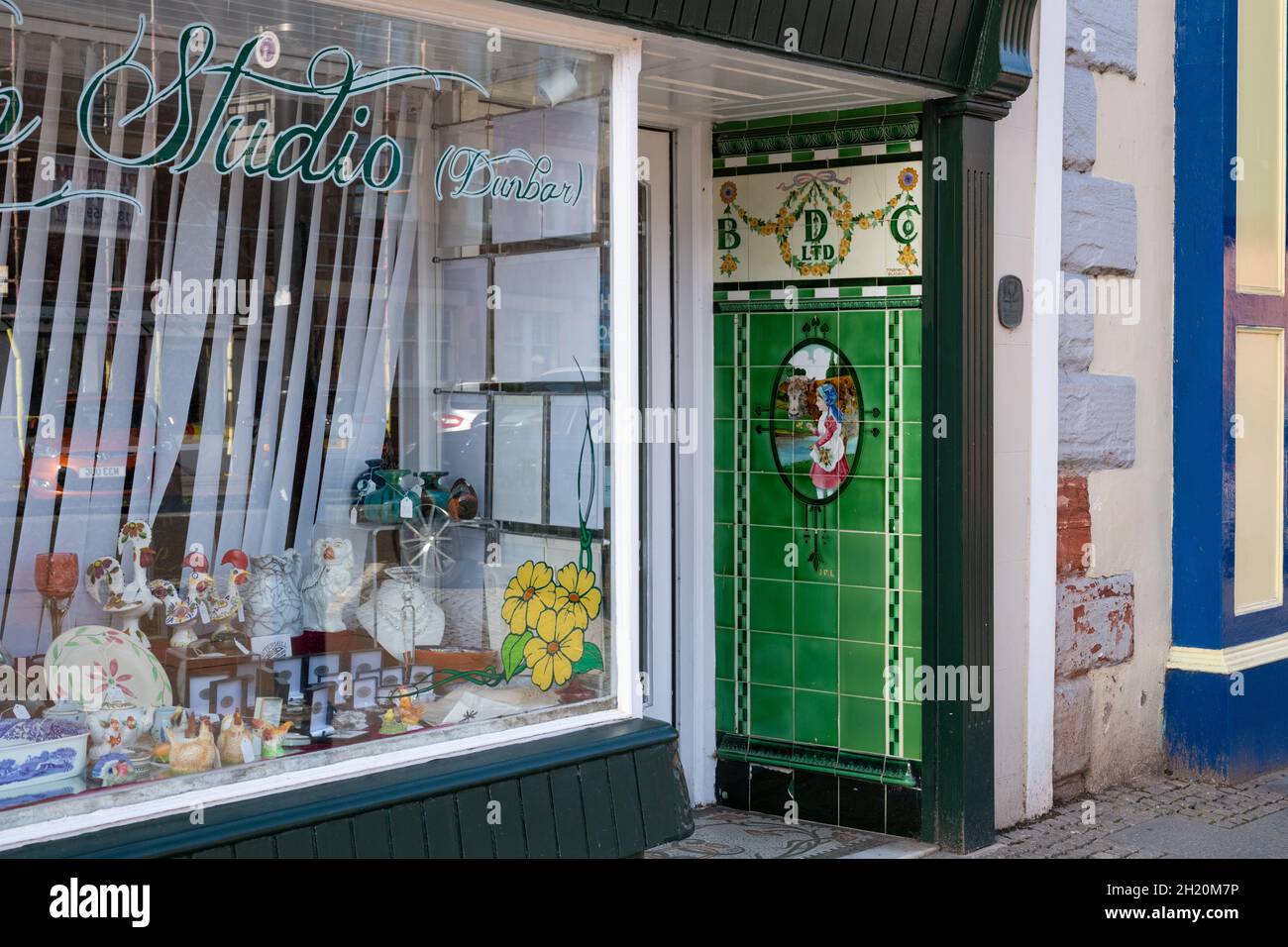 Buttercup Dairy Company Wandbild gefliest Lobby Panel in 138 High Street, Dunbar, Schottland - hergestellt von James Duncan & Co Ltd aus Glasgow Stockfoto