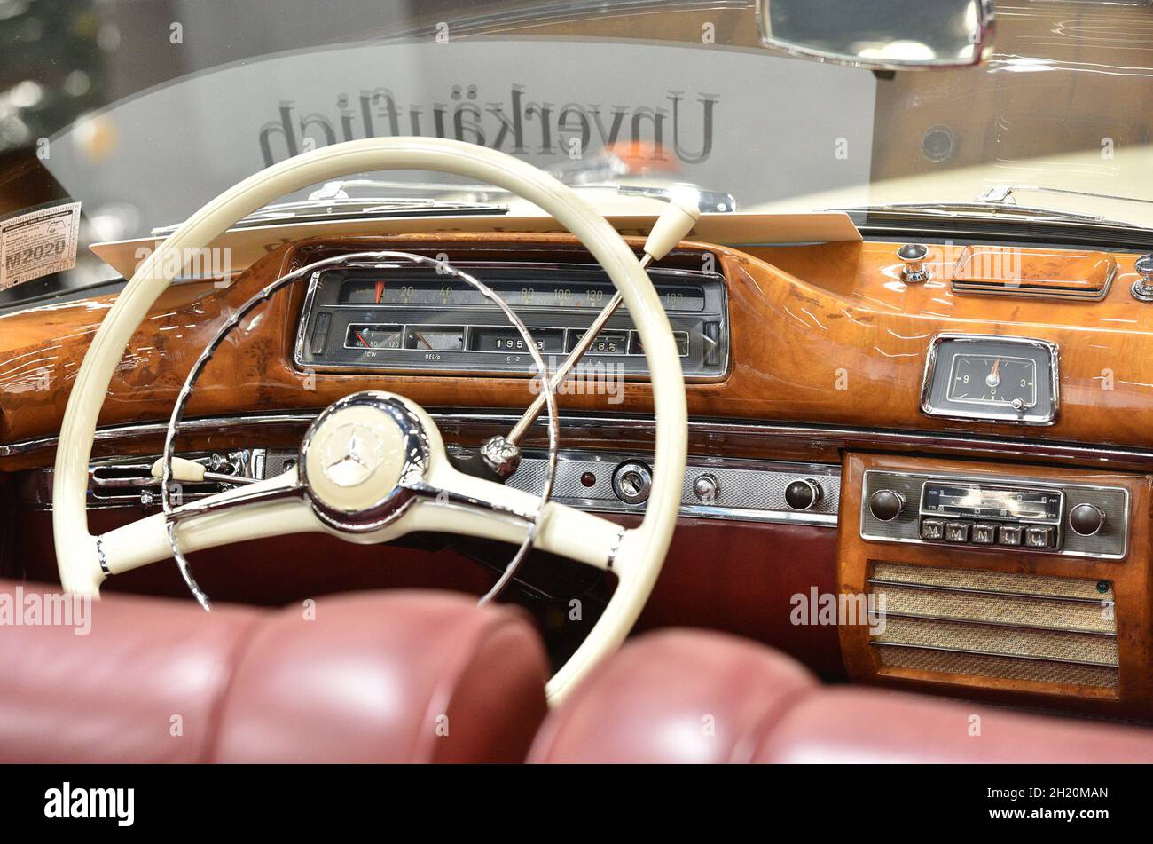 Oldtimer bei einer Ausstellung in Salzburg (Österreich) - die „Classic Expo Salzburg“ ist eine große Ausstellung und Messe für Oldtimer in Salzburg (Ö Stockfoto